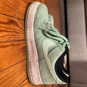 NIKE AIR FORCE 1 LOW '07 SEASONAL ENAMEL GREEN 818594-300 RARE WOMENS 8.5